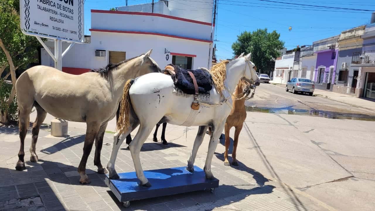 Villaguay: Tropilla se enamora de de animal de utilería y cortan la calle