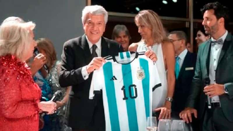 Mirtha subastó camiseta firmada por Messi y recaudó una cifra millonaria