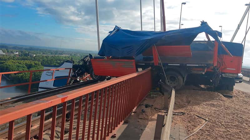 Impresionante choque en Ruta 12: camión quedó colgando del puente en Zárate