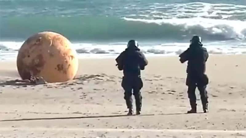 Confirmaron qué es la esfera gigante encontrada en una playa de Japón