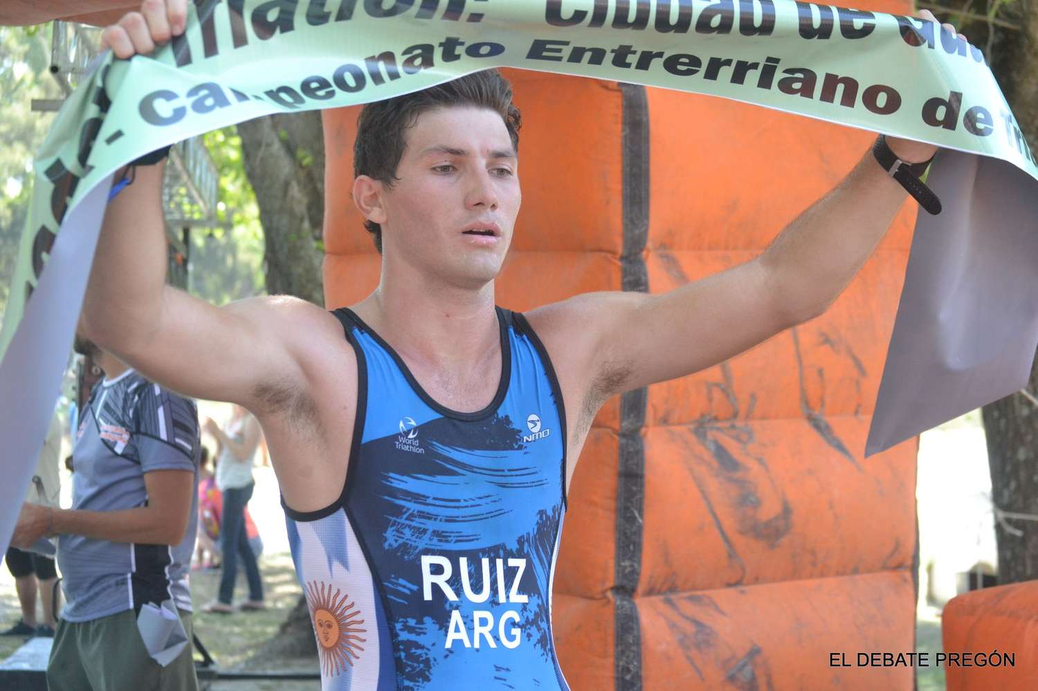 El lapaceño Federico Ruiz se quedó con el triatlón "Ciudad de Gualeguay" dando muestras cabal de un enorme estado físico en las tres disciplinas: atletismo, natación y ciclismo.