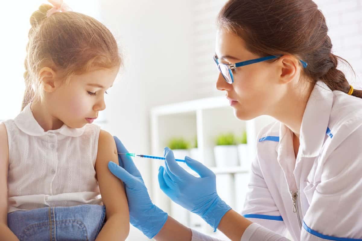 Pediatras instan a completar el calendario de vacunas antes del ingreso escolar
