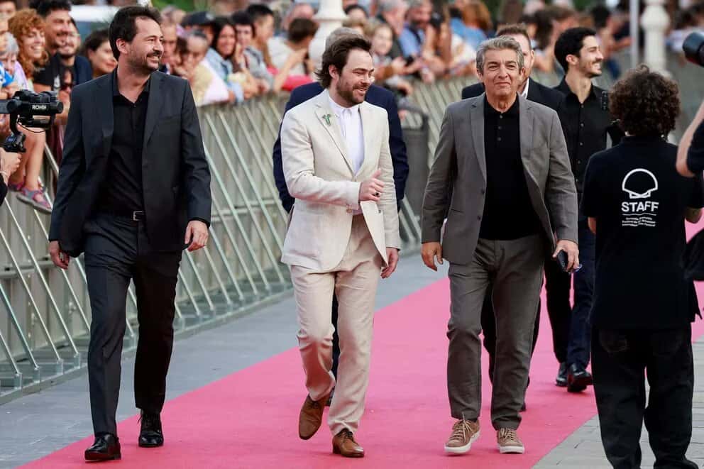 El director Santiago Mitre y los actores Peter Lanzani y Ricardo Darín, en la alfombra roja en el Festival de Cine de San Sebastián