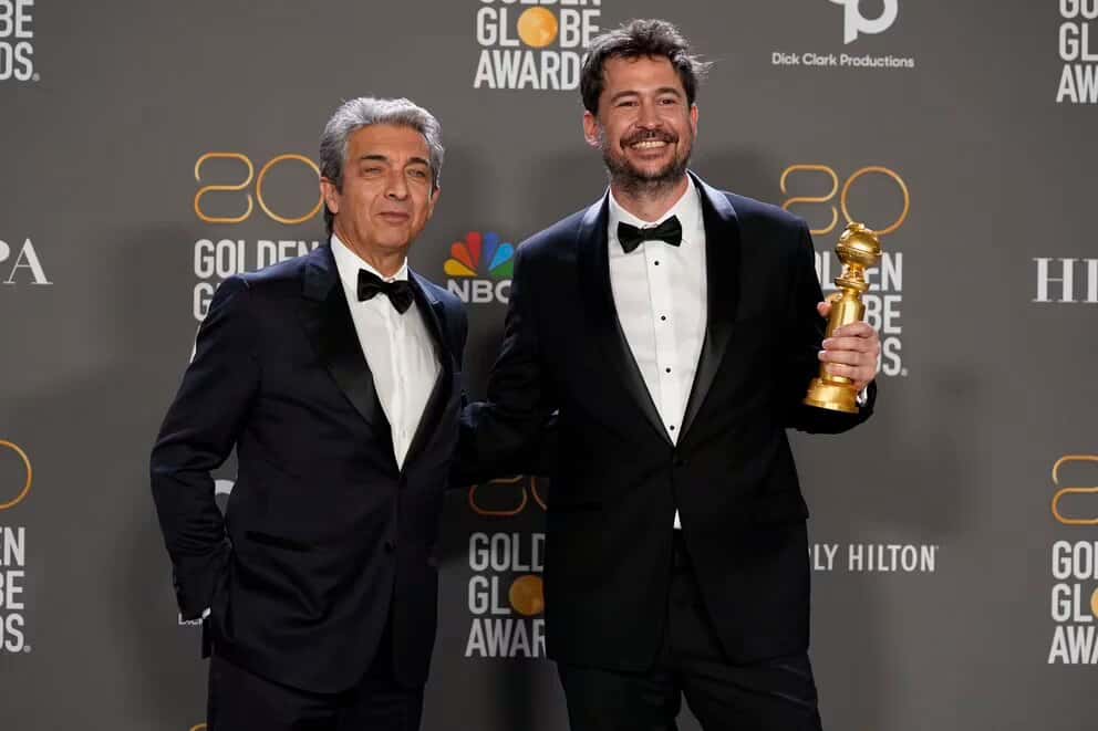 Ricardo Darín y Santiago Mitre posan en la sala de prensa con el premio a mejor película en lengua extranjera por "Argentina, 1985" en la 80a entrega anual de los Globos de Oro