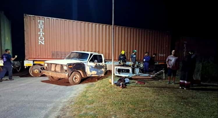 Carbó: tren colisionó una camioneta con ocho ocupantes
