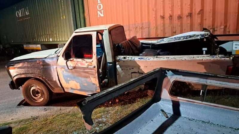 Tren de carga chocó con una camioneta y hospitalizaron a tres personas: fotos