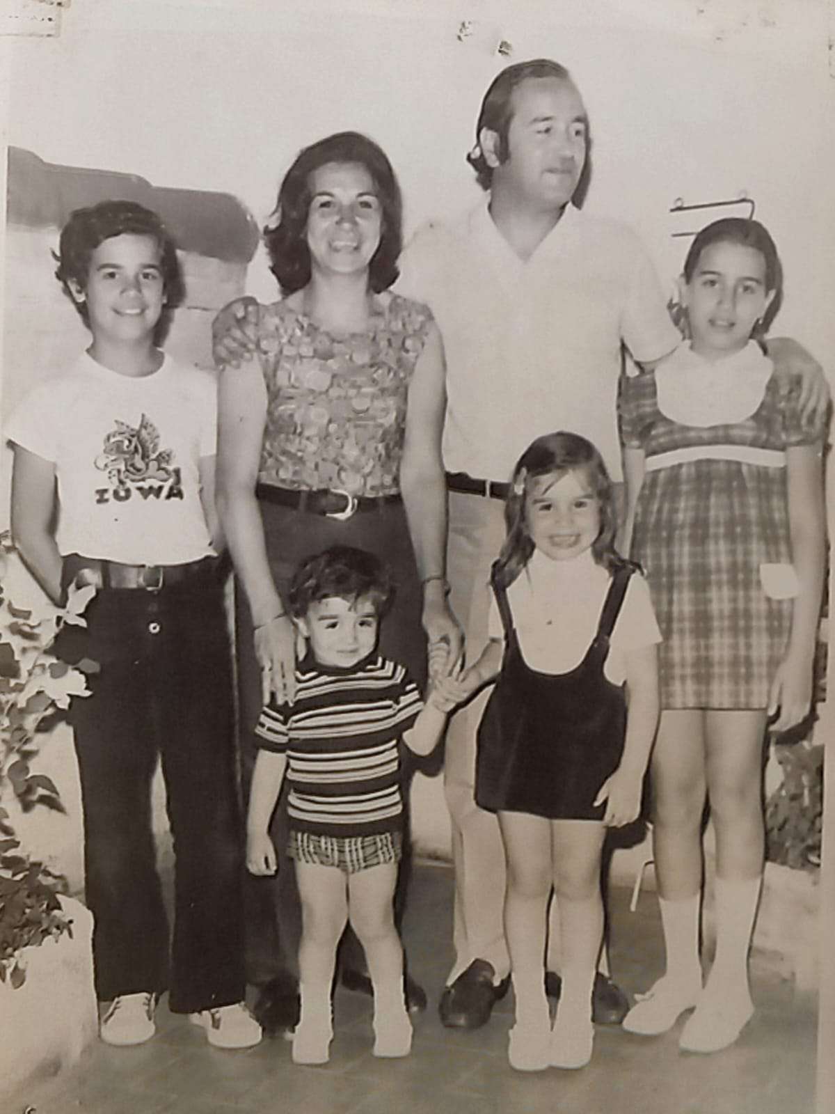 Marito Alarcón junto a su familia alrededor de 1970-
