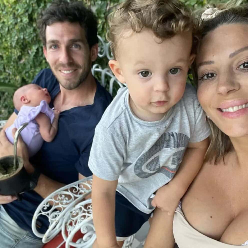 Neoelia Marzol y Ramiro Arias junto a sus dos hijos: Donatello y Alfonsina