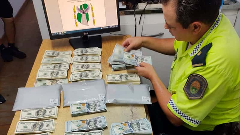 Evadió control policial en Ruta 12: llevaba u$s235 mil y medio millón de pesos