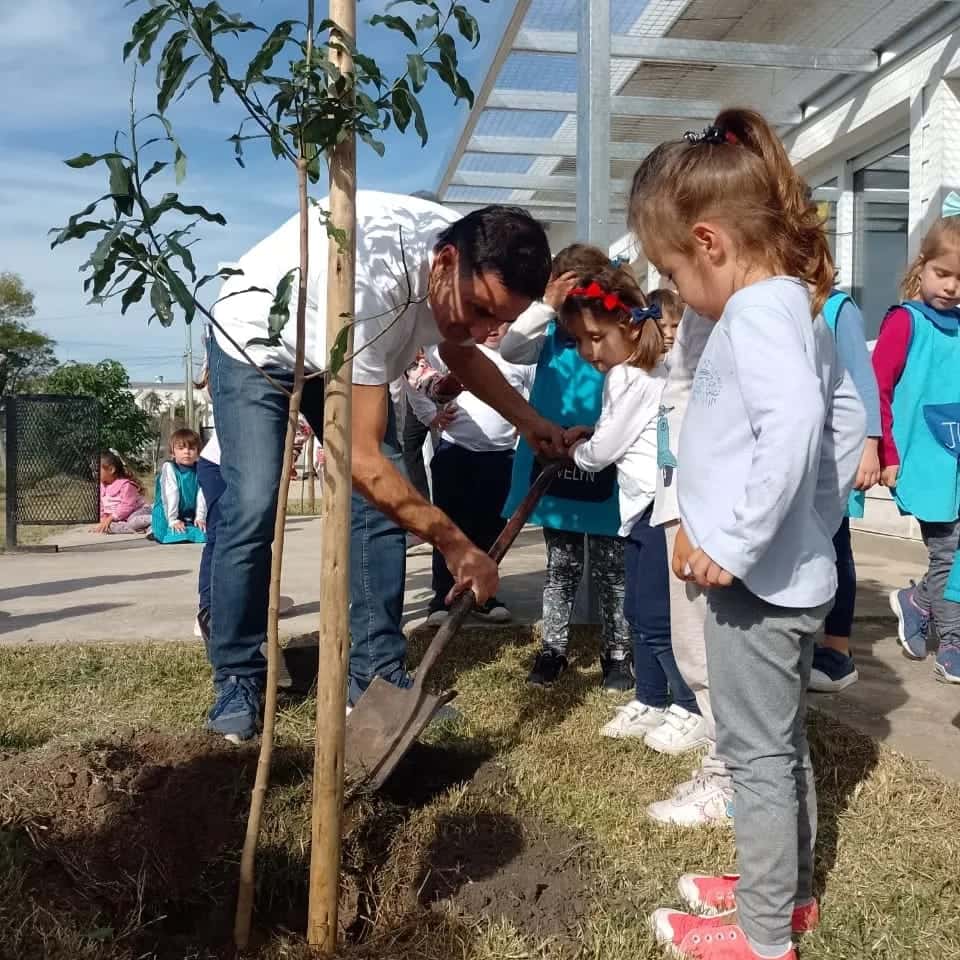 “Gualeguay te Quiero Verde” realizó plantación de árboles en Educativa de Nivel Inicial Nº 54