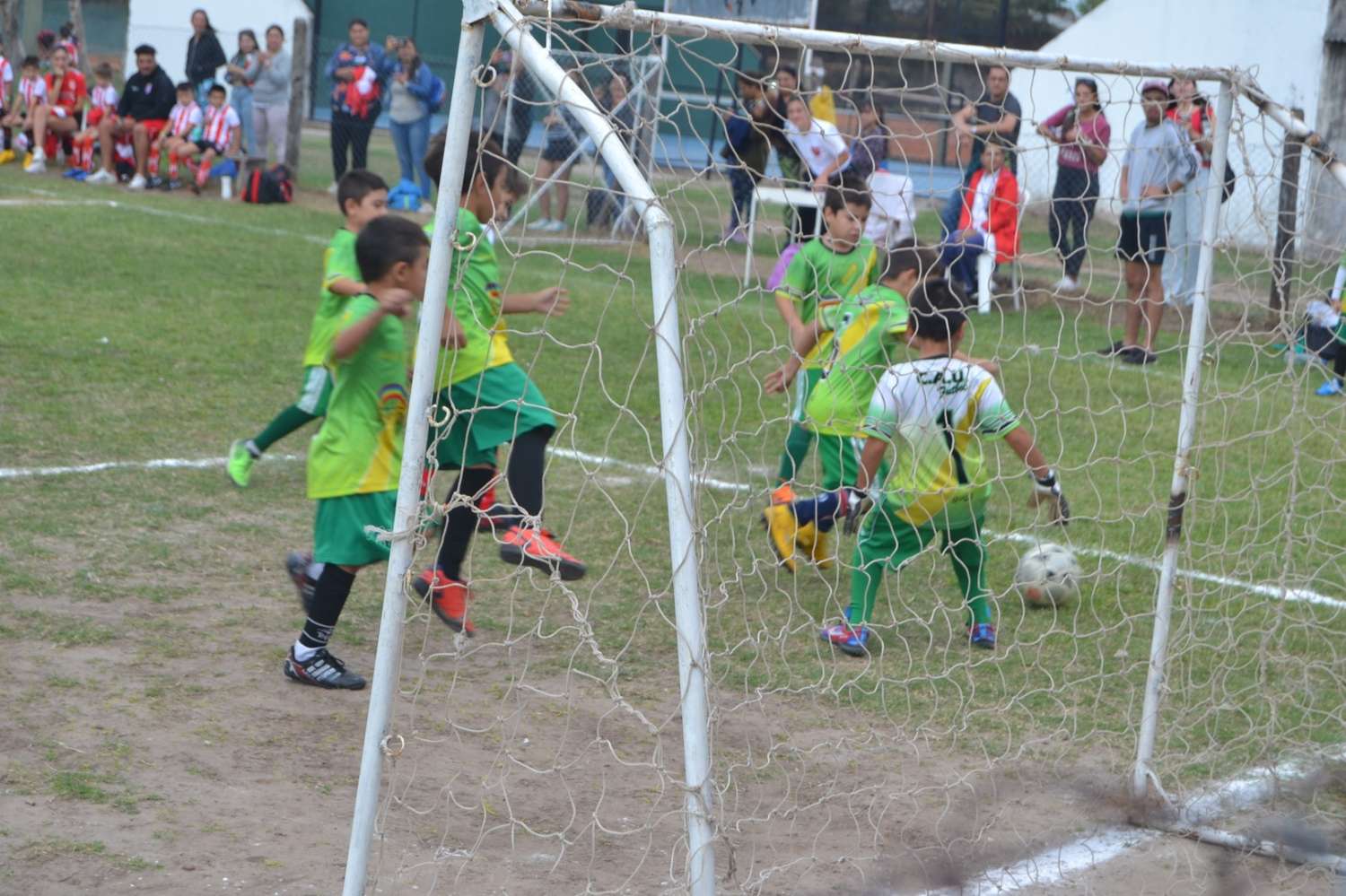 El clima de competencia a pleno en las diferentes canchas que tiene Gualeguay Central para la disputa del torneo Infantil Rojo y Negro.