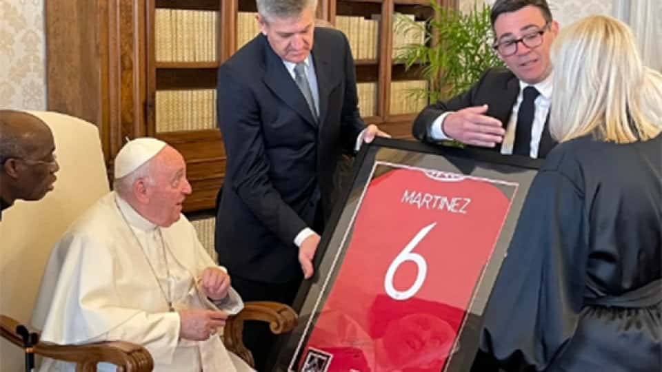 El "Licha" Martínez le regaló una camiseta autografiada al papa Francisco