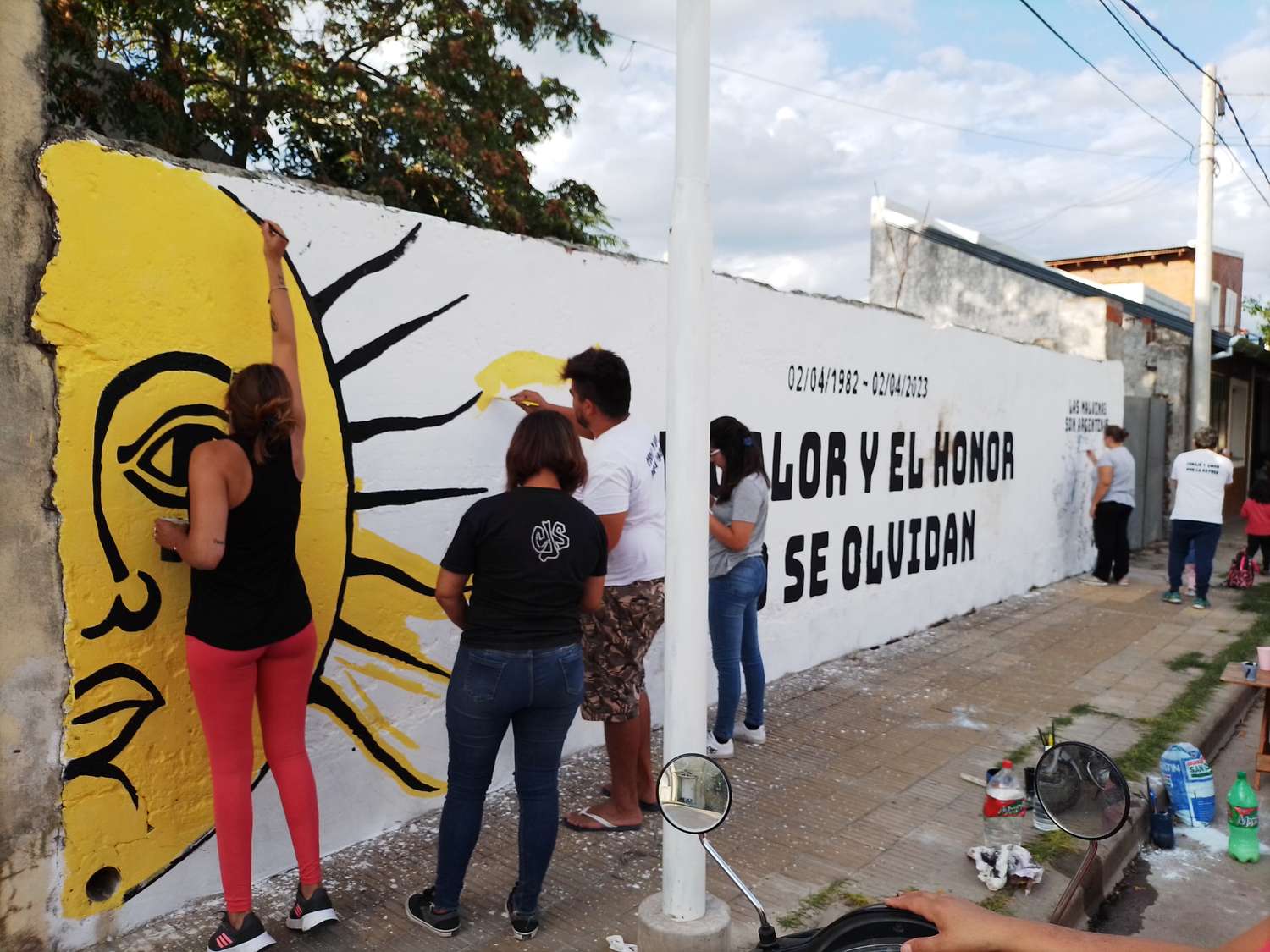 El mural se realizó en un tapial de calle Tucumán, entre Salta y Victoria.