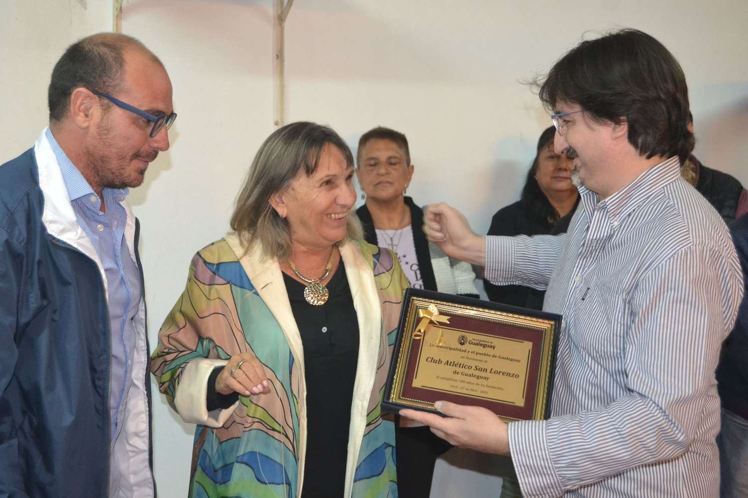 El Secretario de Cultura, Deportes y Turismo de la Municipalidad Ricardo Lupi y Secretaria de Desarrollo Humano-Municipalidad de Gualeguay Dorita Bogdan, le entregaron una plaqueta al presidente Luis Alarcon Sciutto por el Centenario.