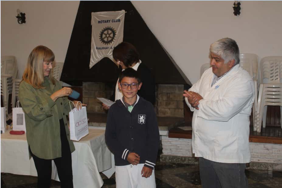 Rotary Club Gualeguay entregó anteojos a niños de una escuela de La Calera