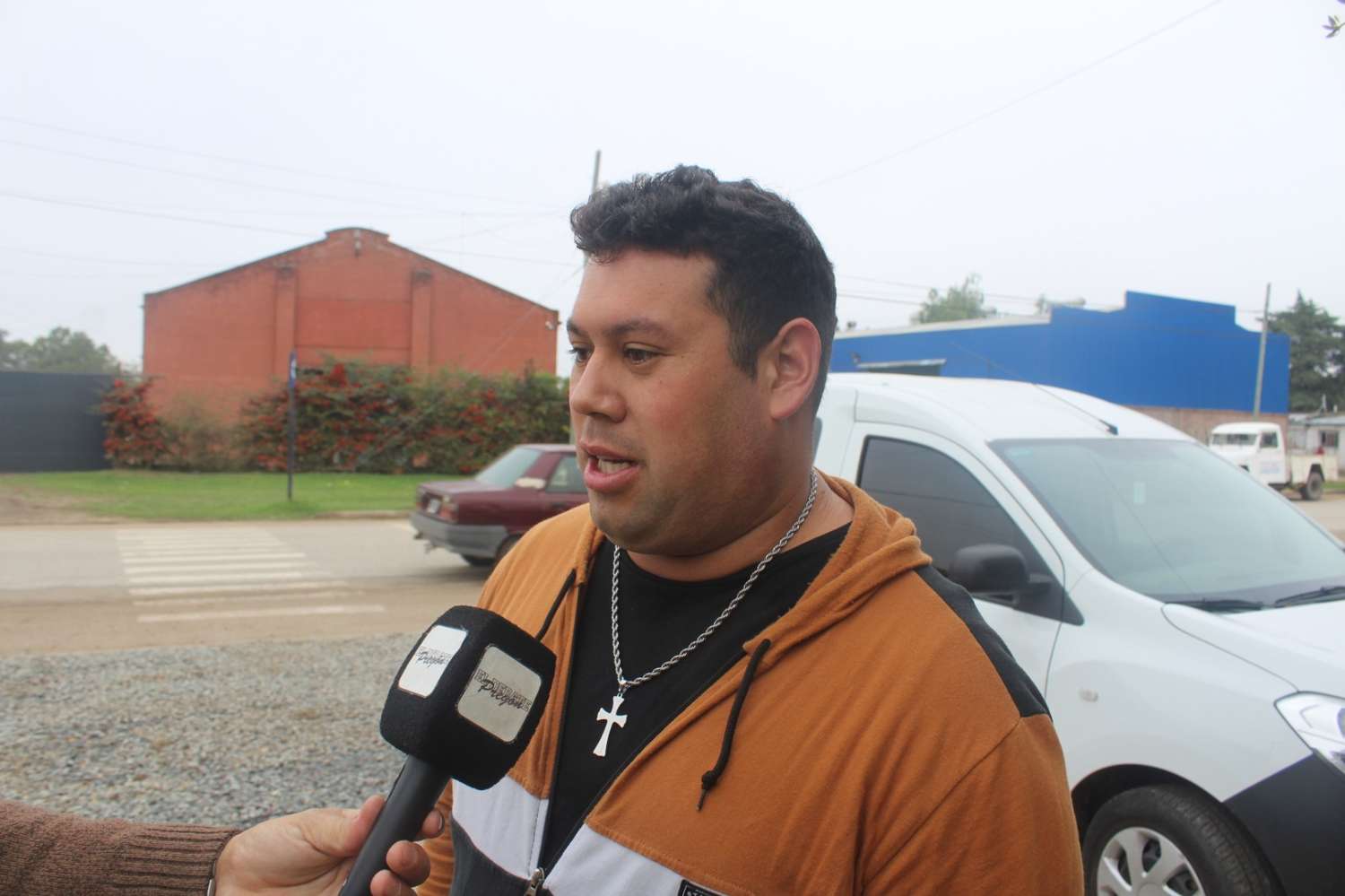 El gualeyo Hugo Campodónico relata carreras caballos en San Isidro