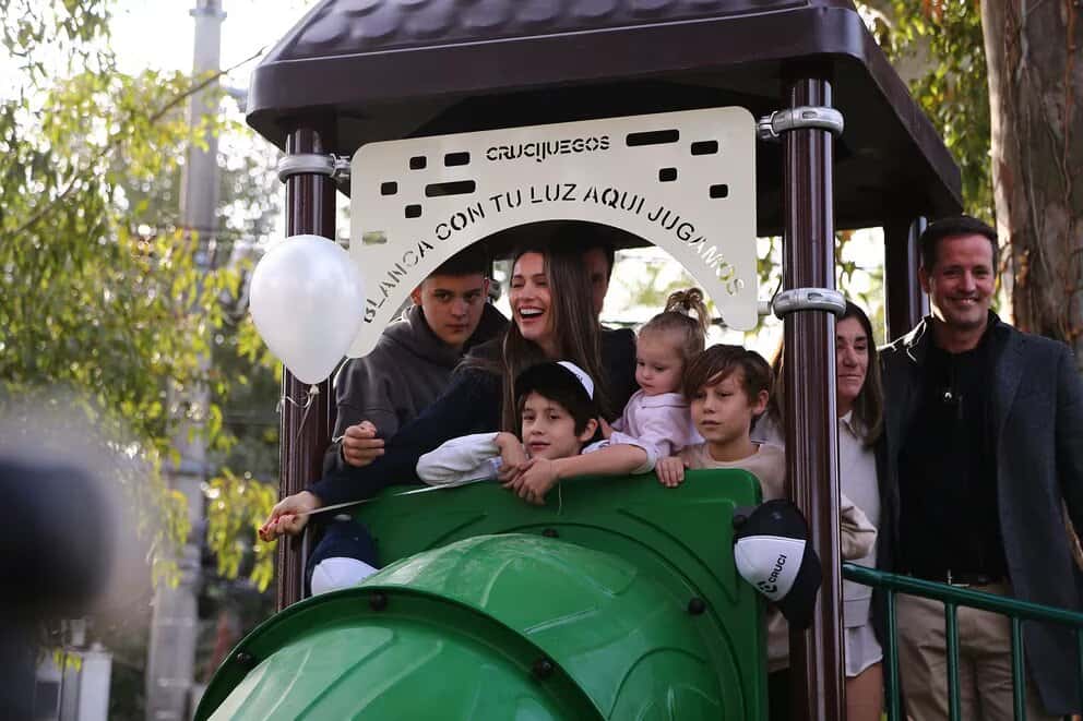 Pampita inauguró una plaza en homenaje a su hija Blanca