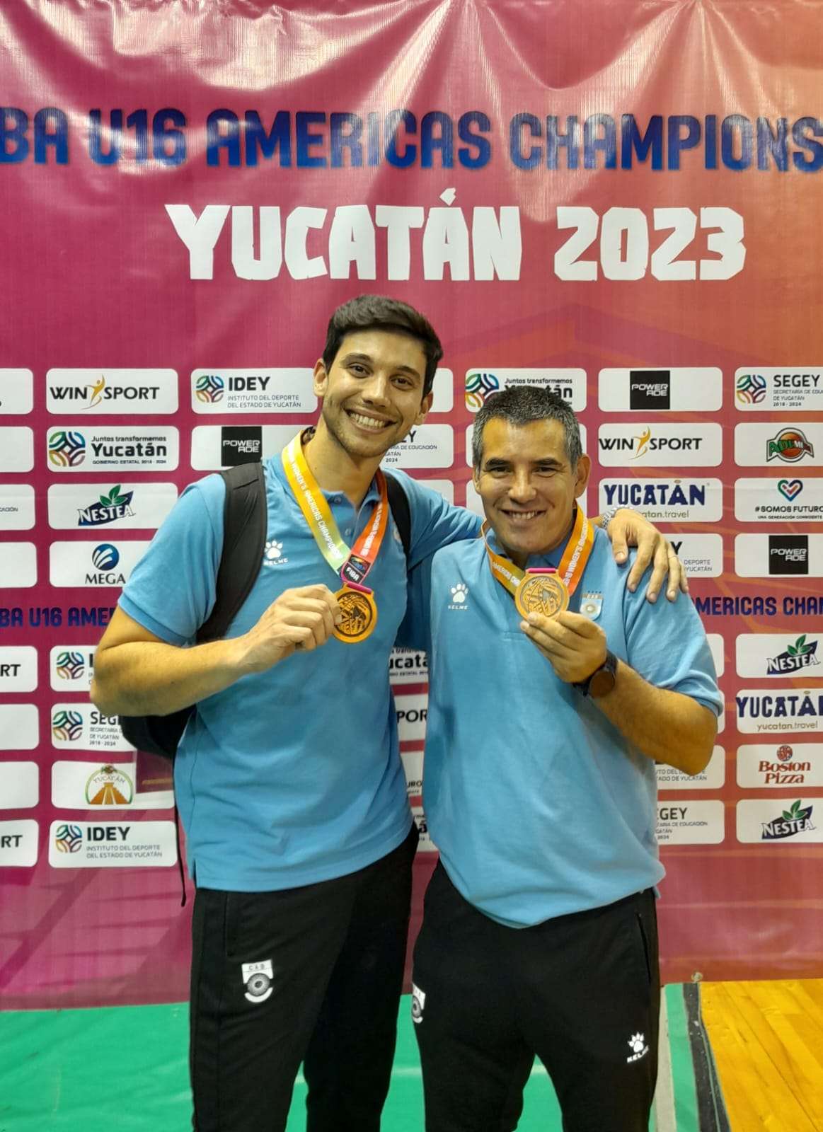 A la derecha, luciendo orgullosamente la medalla de bronce el kinesiólgo de Gualeguay Crsitian Airala que integró la delegación de Argentina en Yucatán, México.