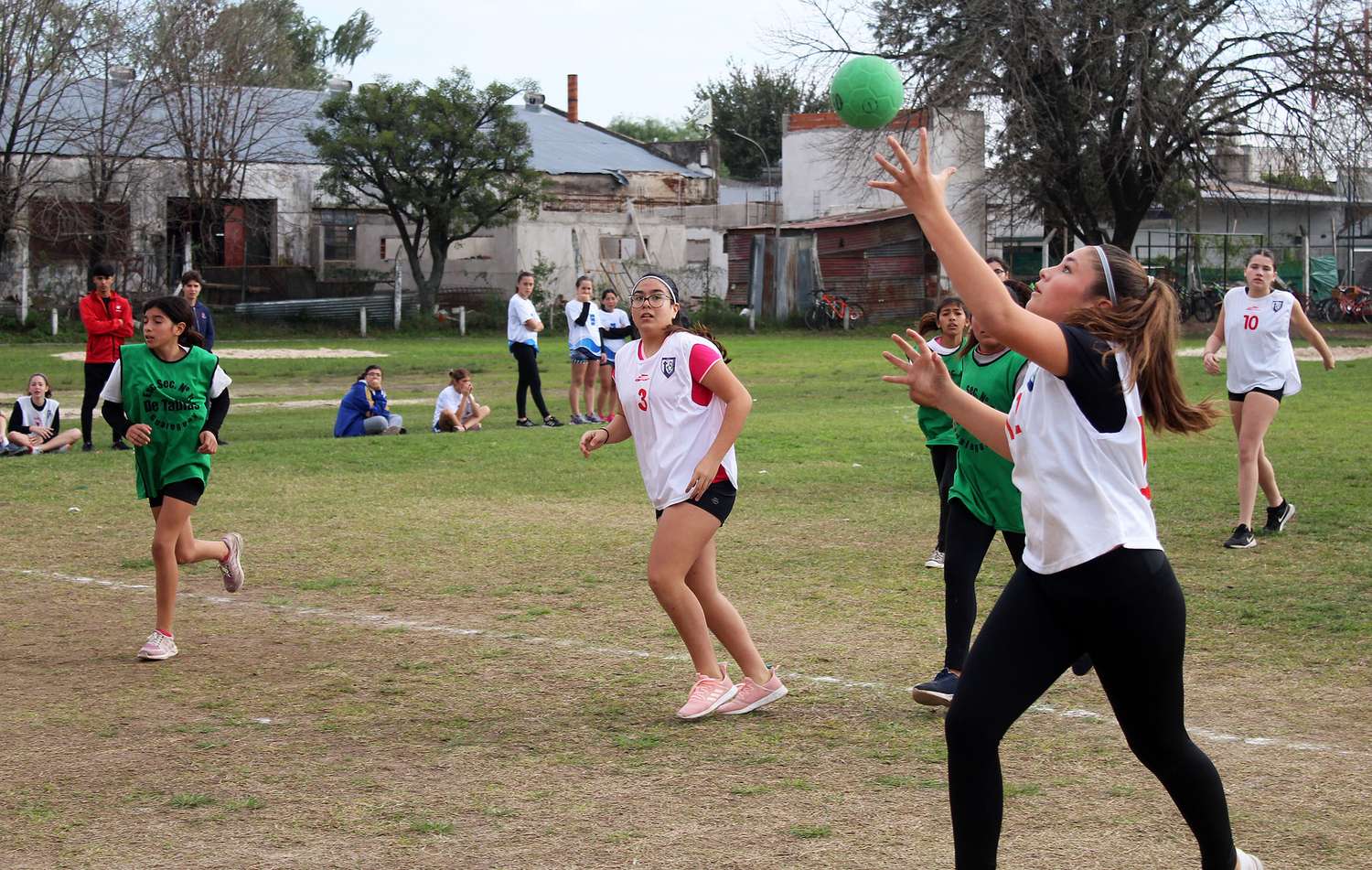 Cientos de jóvenes participan en la actividad deportiva de los Interescolares.
