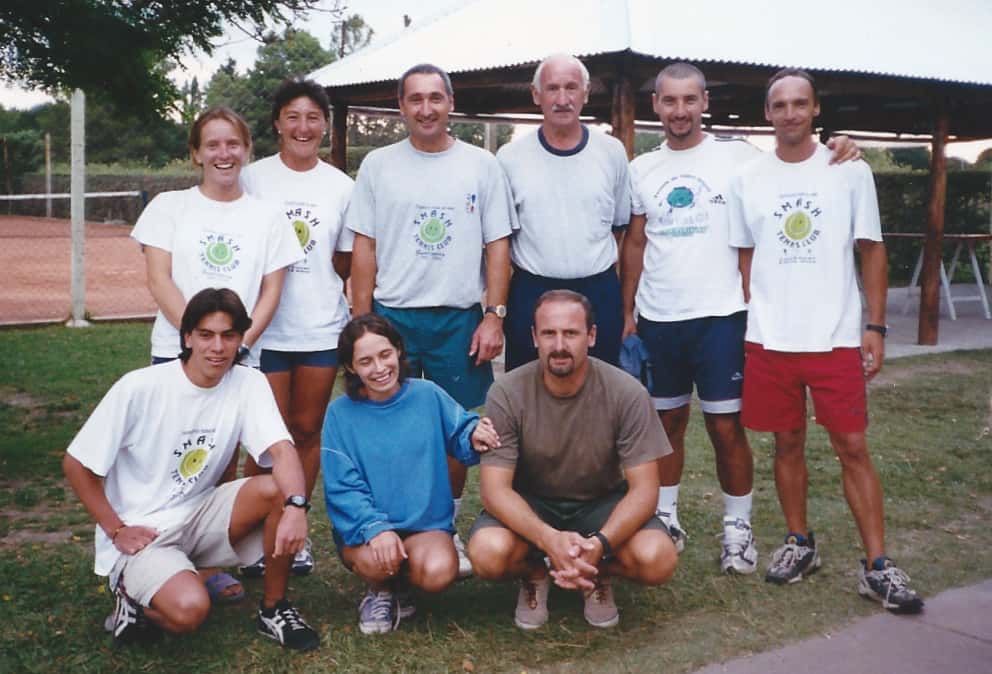 Smash Tennis Club nació de la inspiración de los profesores Eduardo y Emilio Chiozza. En la foto vemos los primeros "profes" que trabajaron en la institución y que impulsaron este ambicioso proyecto.