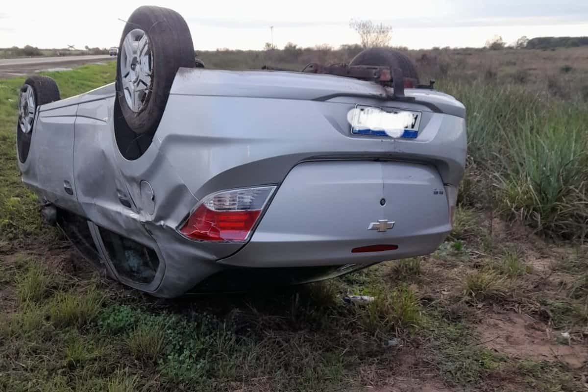 Cuatro personas que viajaban hacia Gualeguay volcaron su auto en Médanos