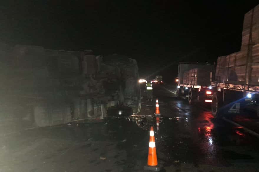 Ruta nacional 14 : fuerte choque entre dos camiones ,uno de los conductores debió ser rescatado