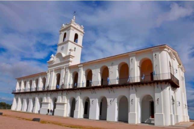 En la ciudad de La Punta hay una réplica del Cabildo de la Plaza de Mayo. Crédito imagen: Agencia de Noticias San Luis