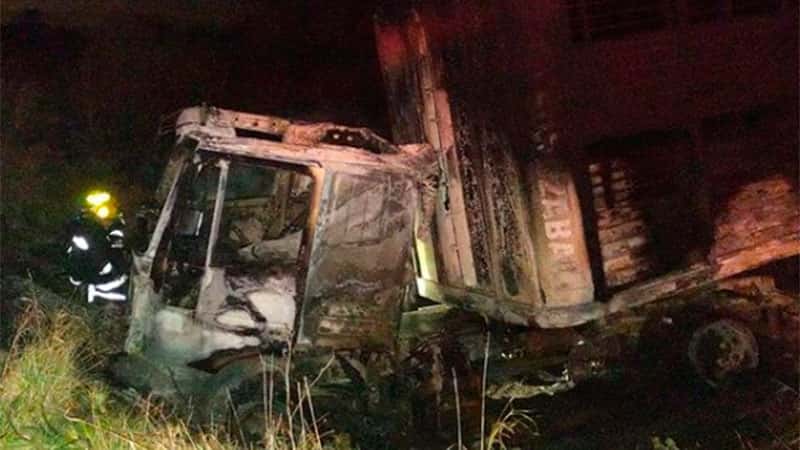 Tala : camión despistó, volcó y se incendió