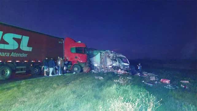 Dos camiones chocaron de frente: un hombre perdió la vida