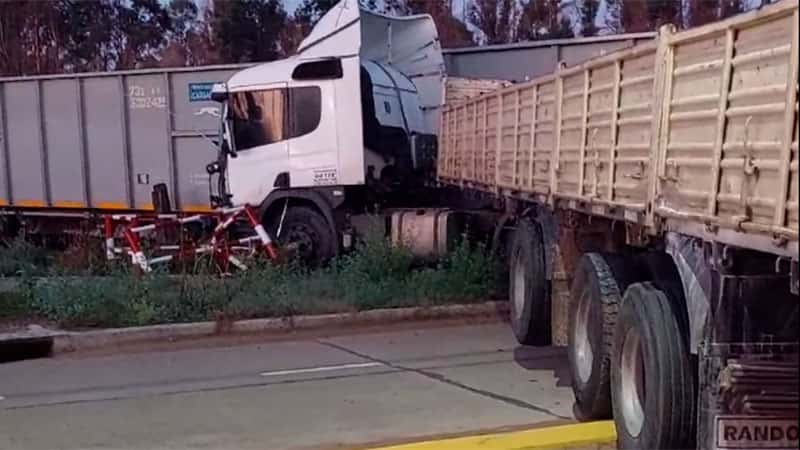 Camión chocó contra una formación ferroviaria en cercanías a Concordia
