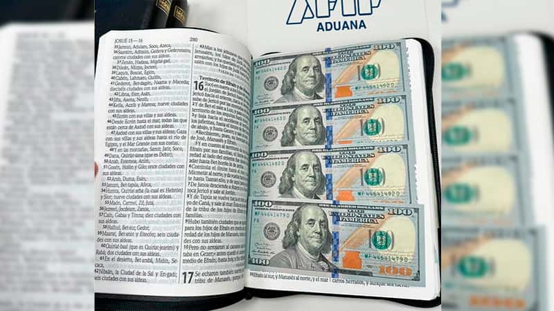 Descubrieron 17.000 dólares ocultos en biblias que enviaban a Estados Unidos