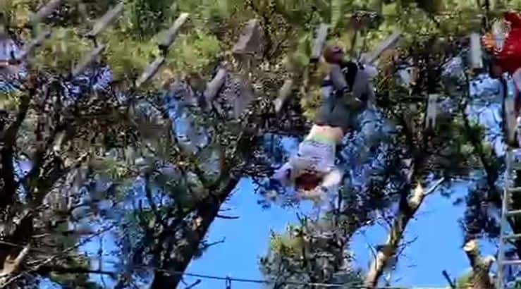 Dramático rescate en un parque aéreo: una nena quedó colgada boca abajo a más de 20 metros de altura