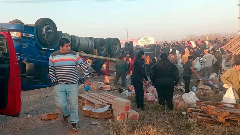 Un camión con mercadería volcó en Salta y la gente se llevó la carga