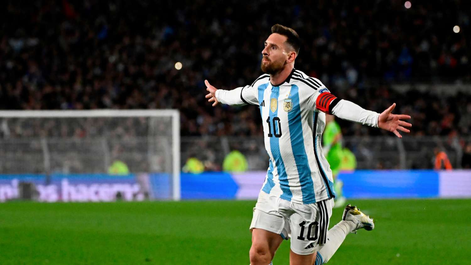 Argentina venció a Ecuador con un golazo de Messi de tiro libre en un duro debut en las Eliminatorias