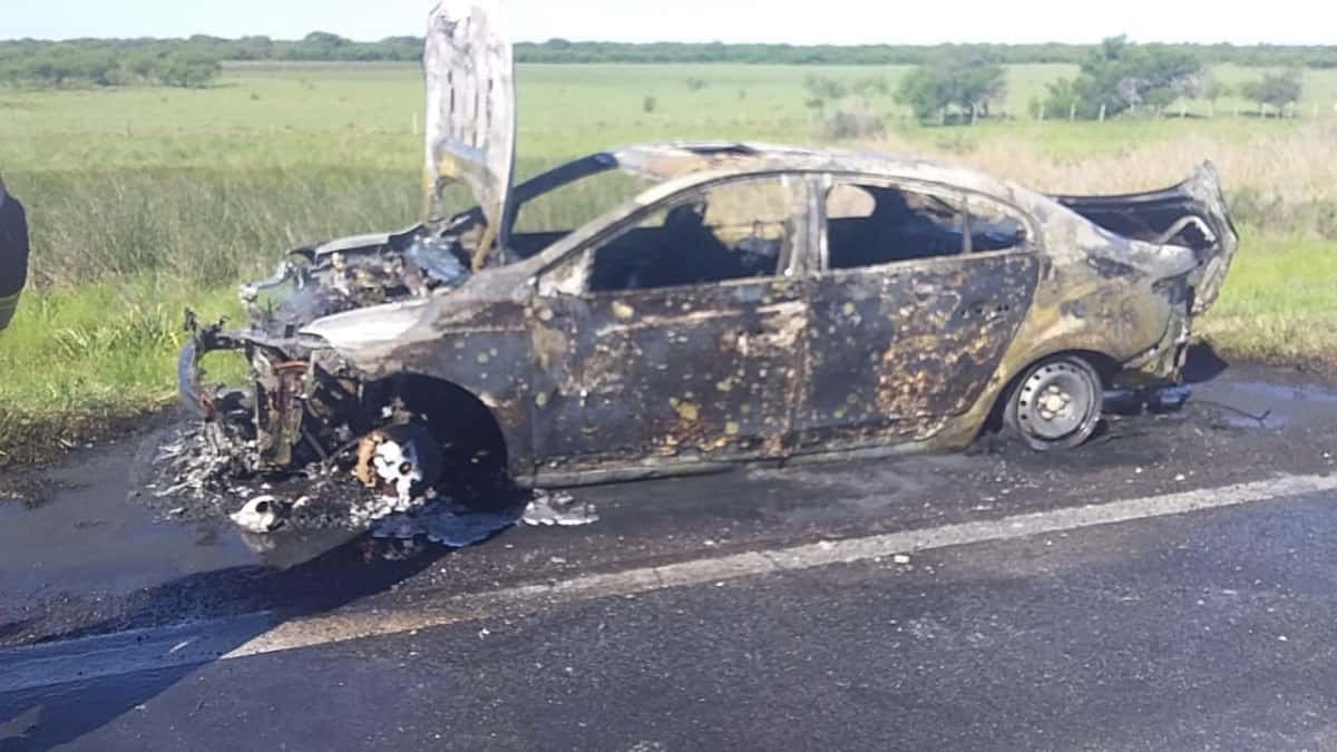 A un automovilista de Gualeguay se le prendió fuego por completo en medio de la ruta