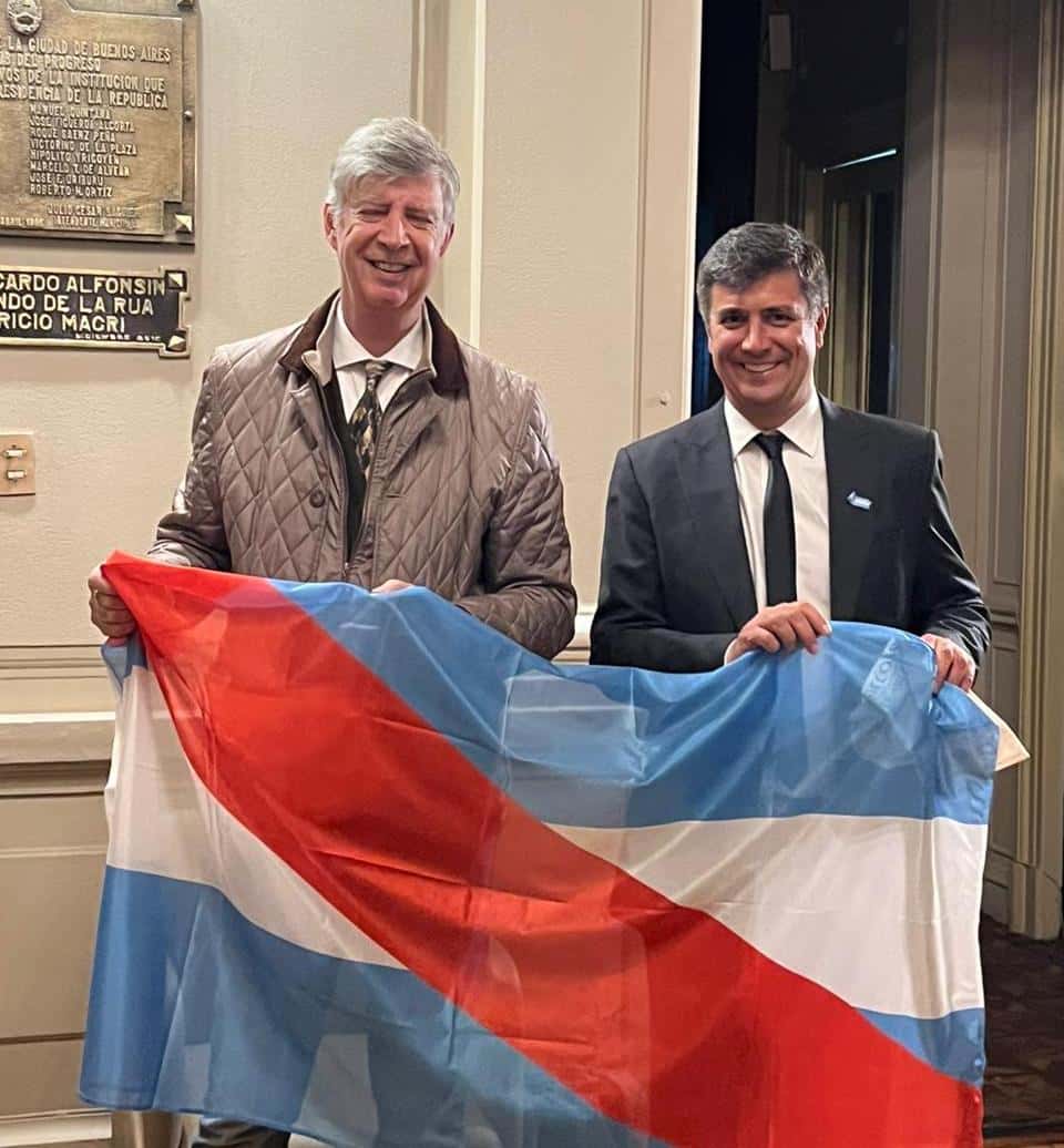 El Dr. E. Guarna, presidente de El Progreso, recibe la bandera de E. R. de manos del Arq. G. Pérez Zurdo-