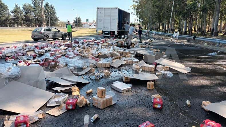 Ruta 11: camión volcó latas de cerveza en Oro Verde y saquearon parte de la mercadería