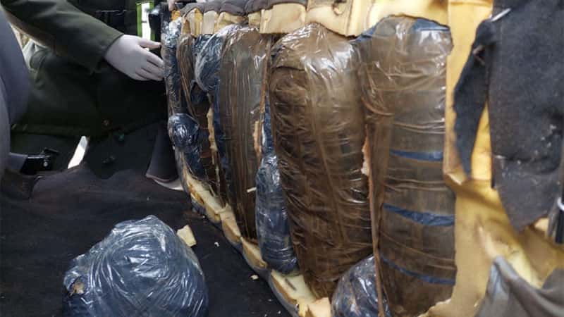 Rellenaron el asiento trasero de una camioneta con más de 10 kilos de droga