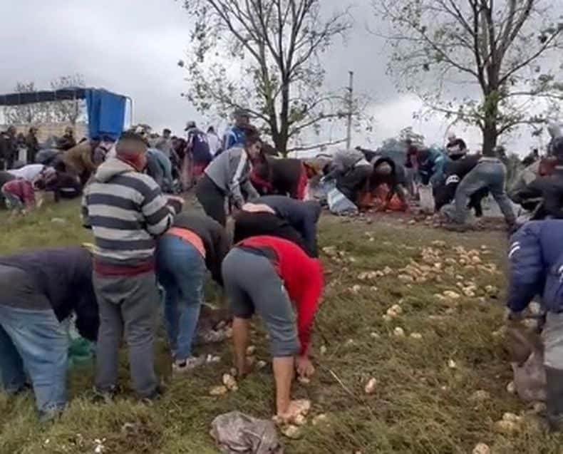 Tucumán: un camión que transportaba papas volcó y los vecinos se robaron la mercadería