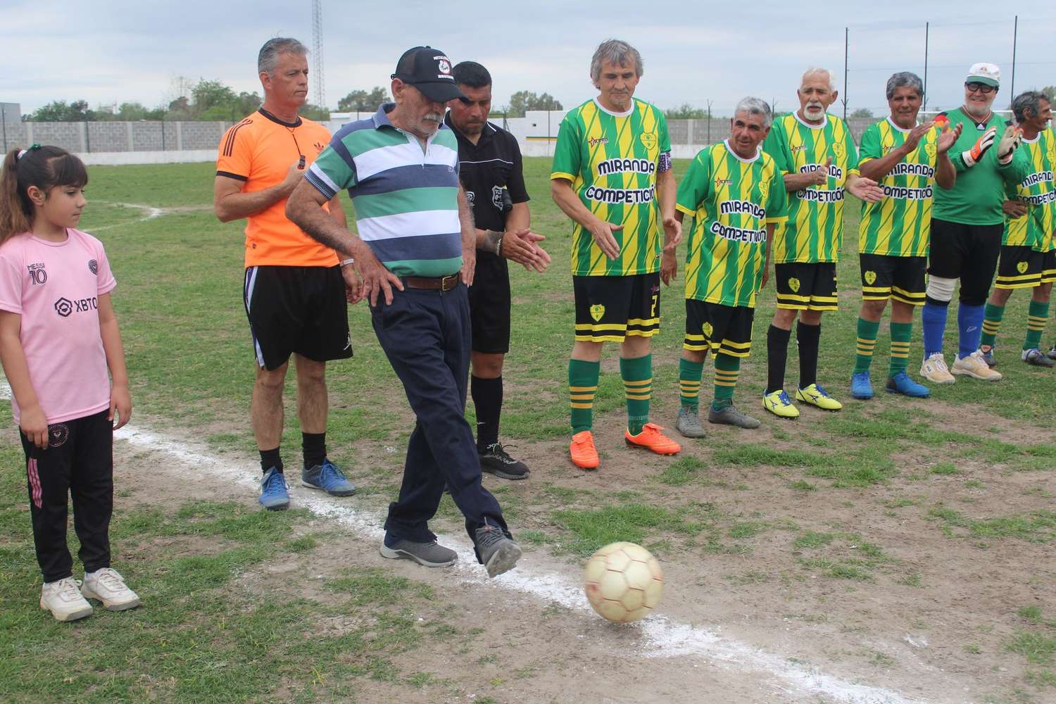 Una leyenda del fútbol gualeguayense: Daniel Ernesto Spandrio dando el puntapié inicial en cancha del estadio "5 de Octubre" de Urquiza para la tercera fecha. El "Mudo" Spandrio fue muy aplaudido.