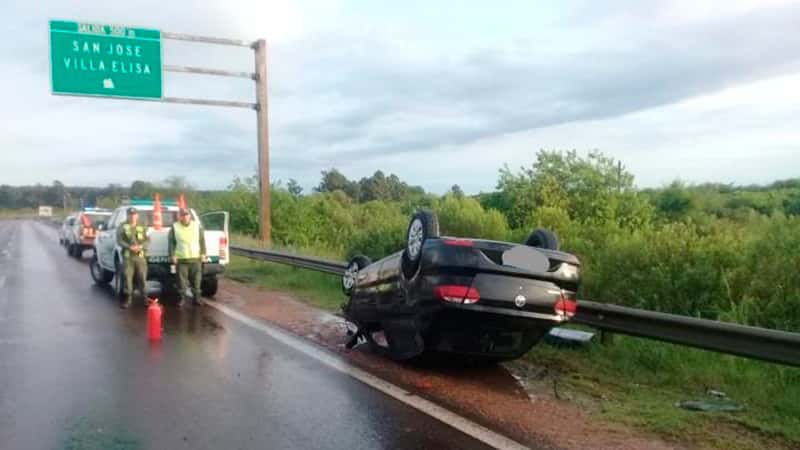 Autovía Artigas :volcaron un auto y un camión en Colón