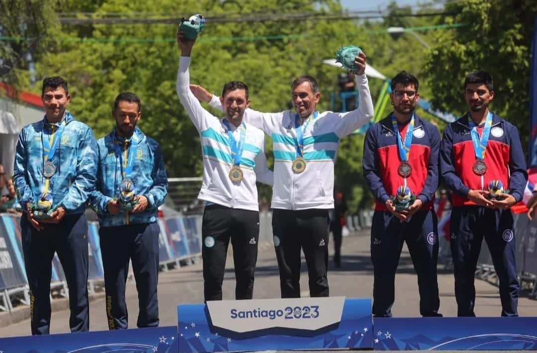 Lo más alto del podio en ciclismo adaptado para el gualeguayense Maximiliano Gómez, junto a su guía Sebastián Tolosa, ambos luciendo los colores de Argentina.