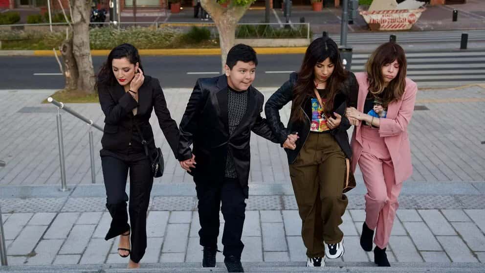 Jana, Dieguito, Gianinna y Dalma Maradona caminaron tomados de la mano