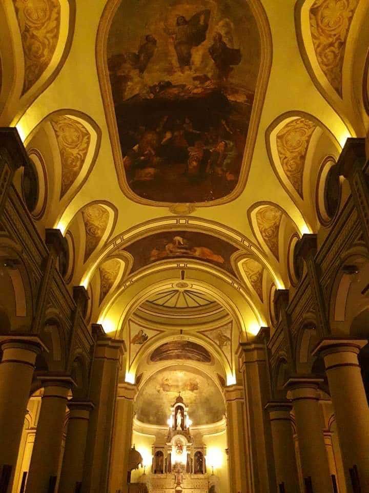 Interior de la Parroquia San Antonio.-