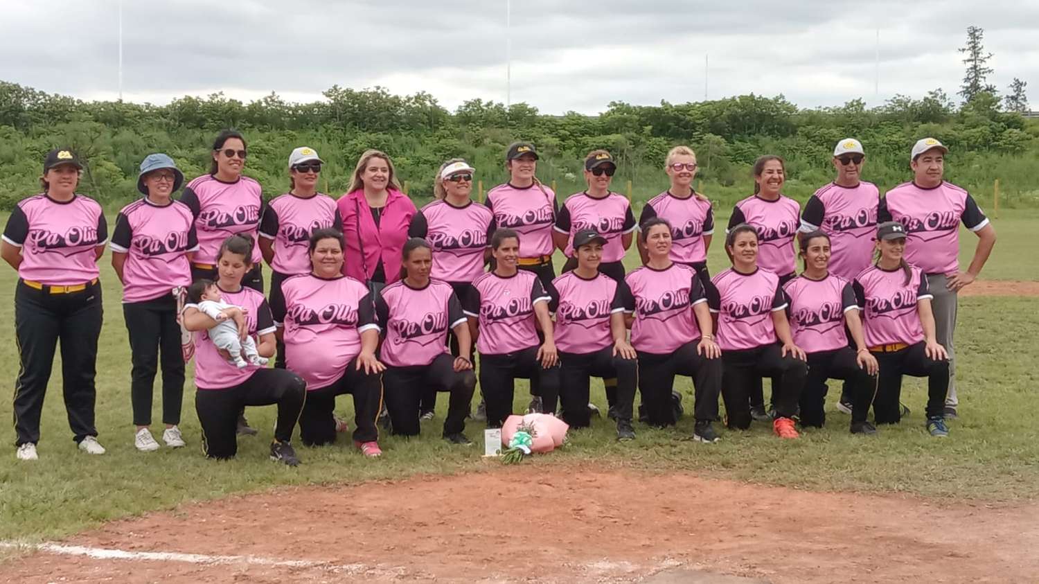 El equipo de "La Olla" usando el color rosa en su camiseta en adhesión a la finalidad con que se desarrolló este torneo de sóftbol femenino en Gualeguay.