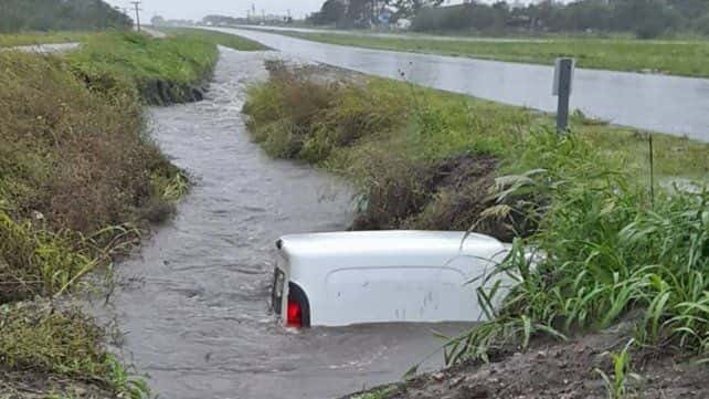 Ruta 18: un conductor despistó y cayó a una cuneta inundada