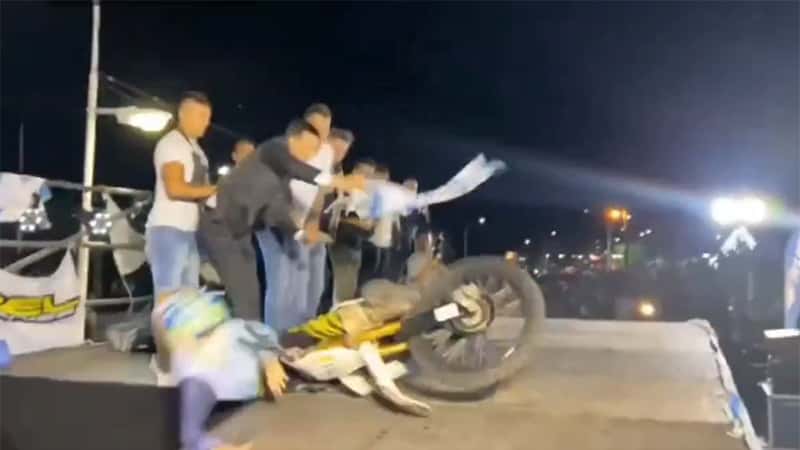 Una moto perdió el control, chocó a un intendente y lo hizo caer de una rampa