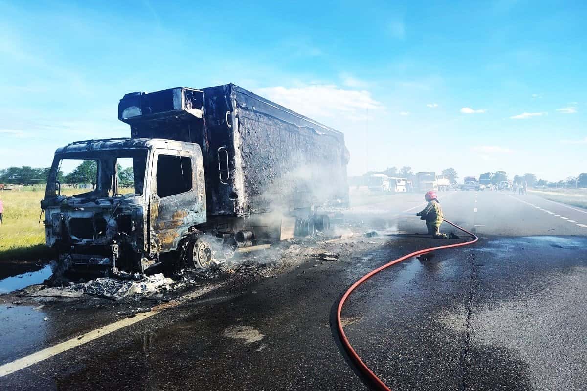 Ruta 14 : un camión se incendió por completo