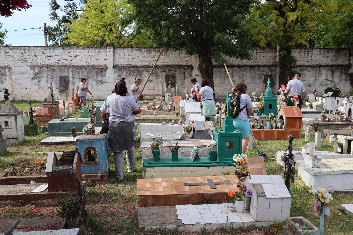 Realizan tareas de mantenimiento en el cementerio