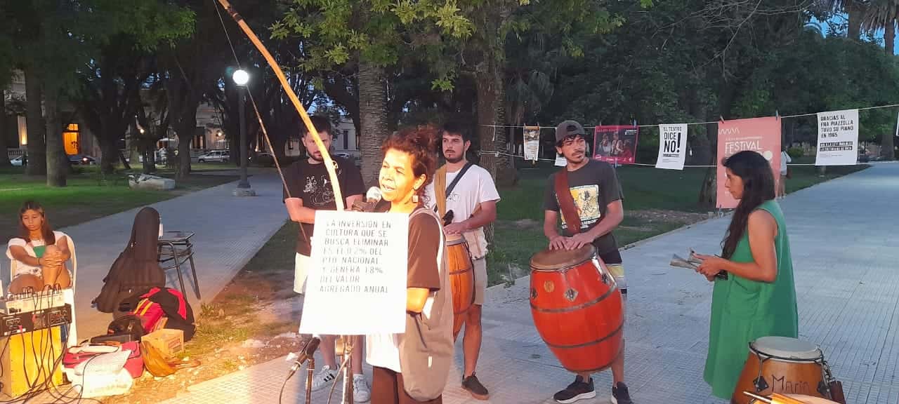 Actores de la cultura de Gualeguay se manifestaron contra el DNU presidencial
